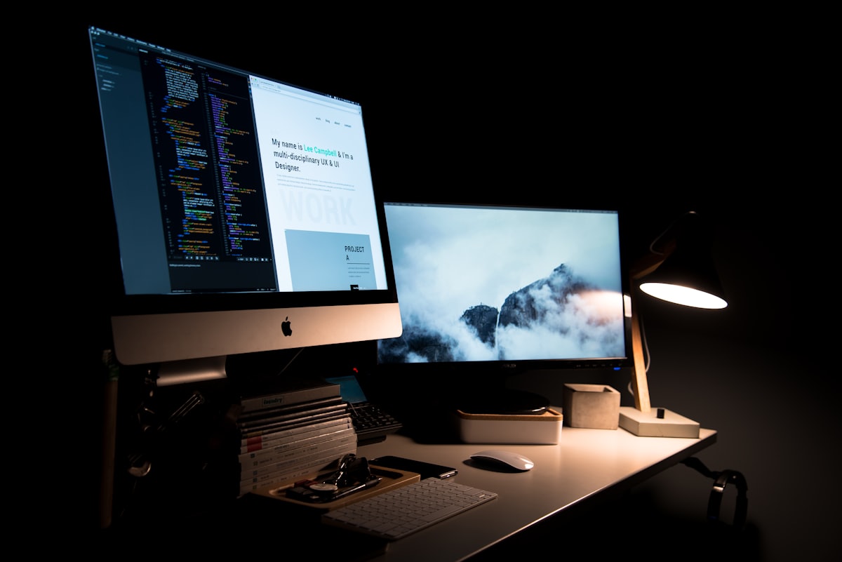 Pantalla de computadora mostrando código y el diseño de un sitio web