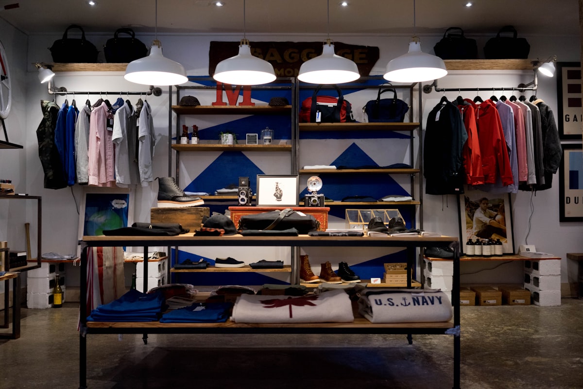 Interior de una tienda pequeña con ropa y accesorios en exhibición